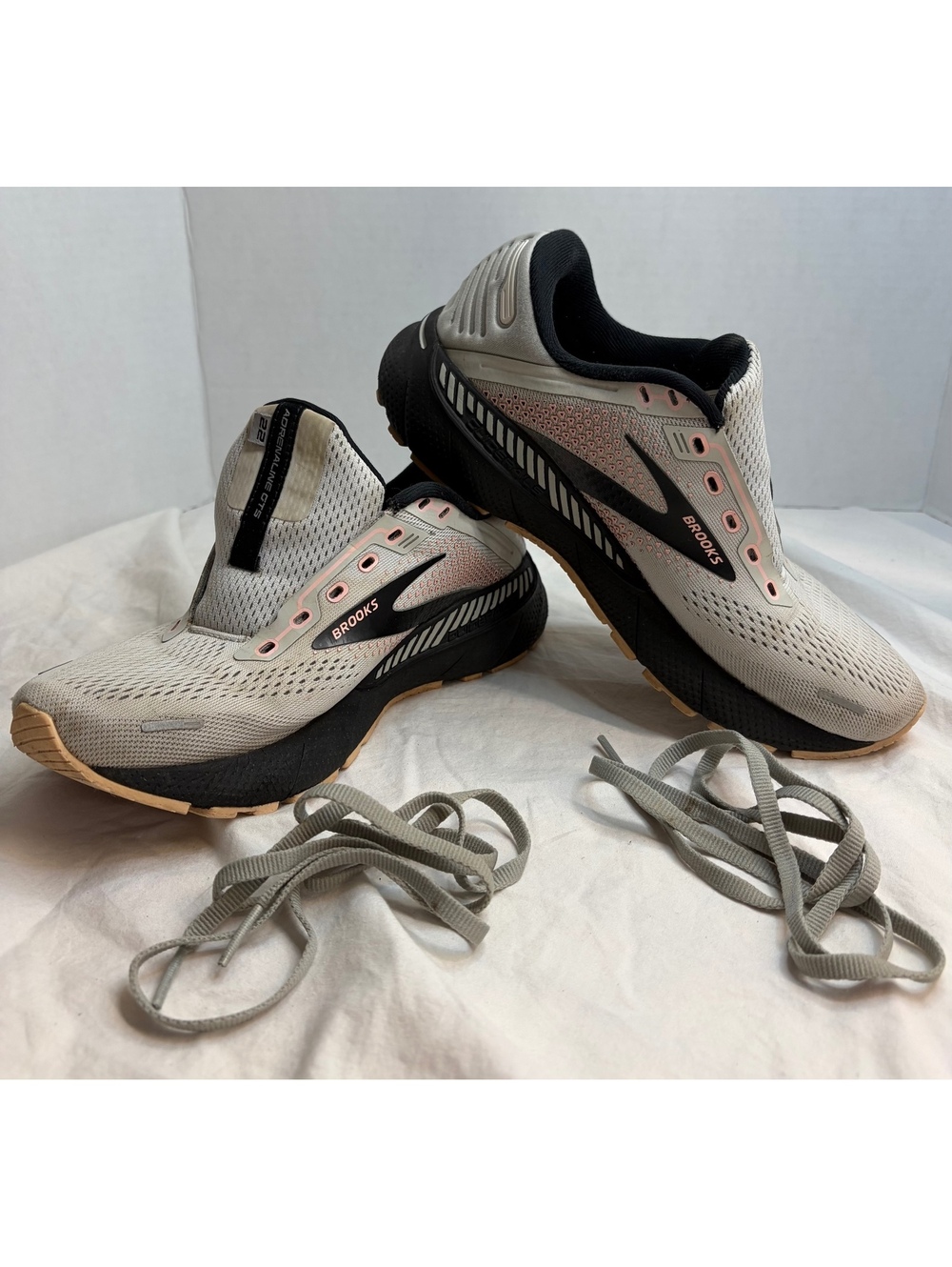 Brooks Adrenaline GTS 22 Women’s Size 7 B Gray Pink Running Shoes Sneakers